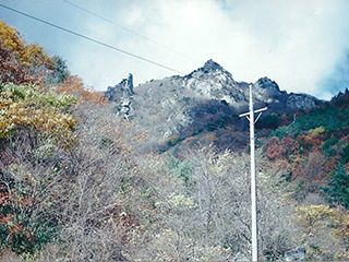 거창에 계실 때 기도하시던 삼봉산 칼바위 전경